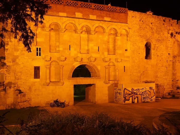 Zlatna vrata i gradske zidine starog Splita