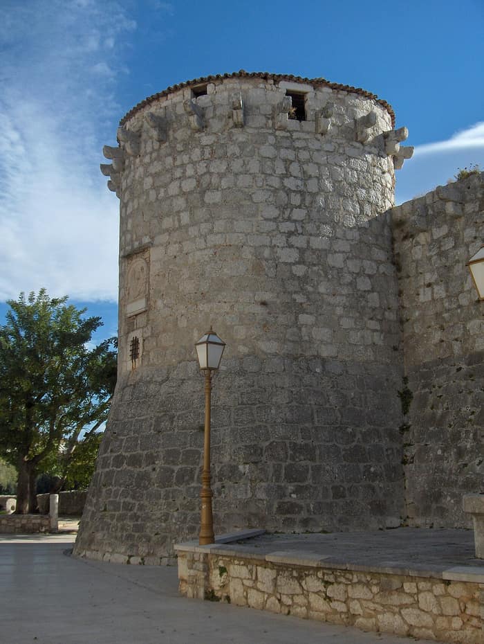 Frankopanska utvrda u gradu Krku na otoku Krku, pogled izvana