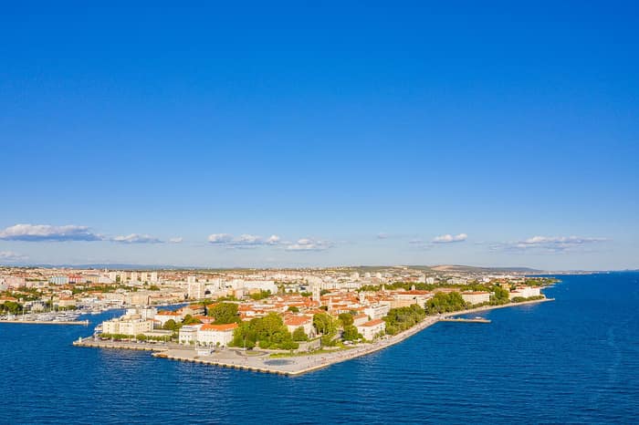 Blick auf den nordwestlichen Teil von Zadar und die Uferpromenade