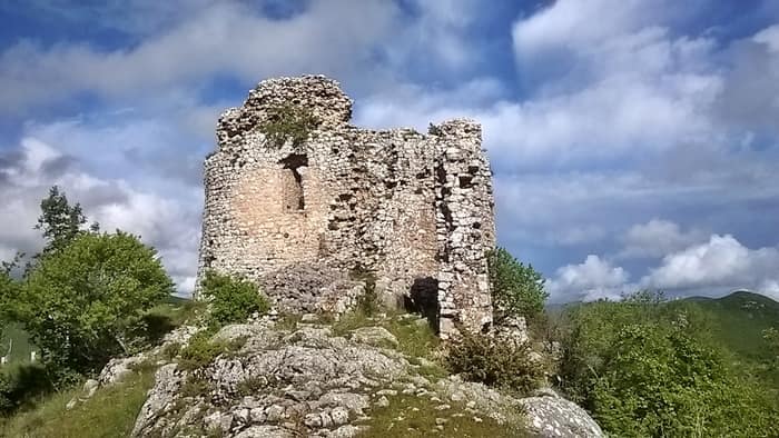 Ruševna utvrda Čačvina na vrhu brda iznad sela Čačvine