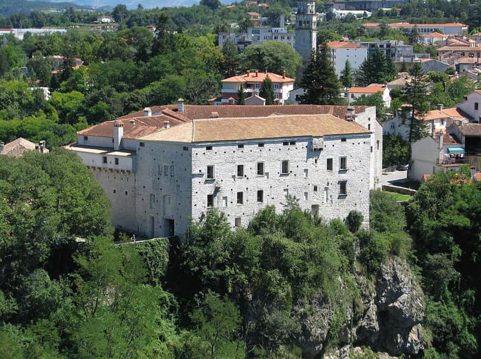 Kaštel Pazin, poznat i kao Castello di Montecuccoli, na stijeni iznad jame u Pazinu