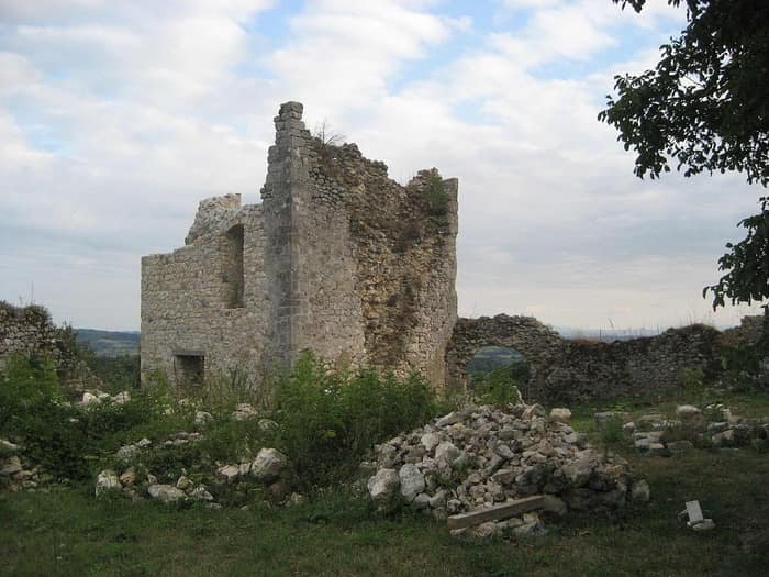 Ruševine utvrde Zrin u šumama Zrinske gore