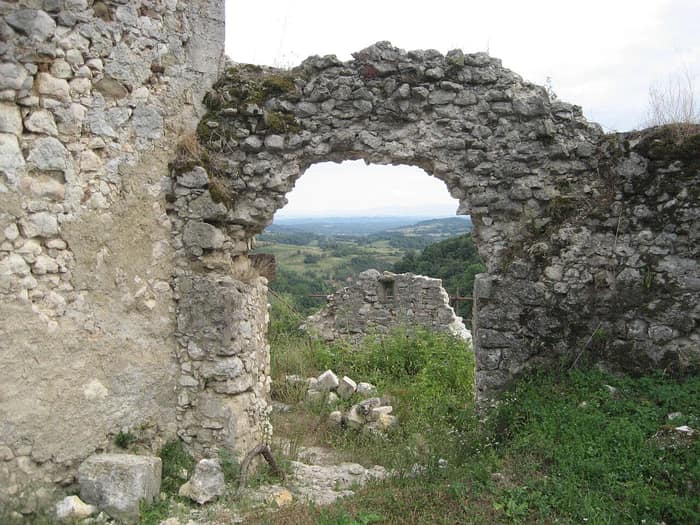 Autre vue des murs en ruine du château de Zrin