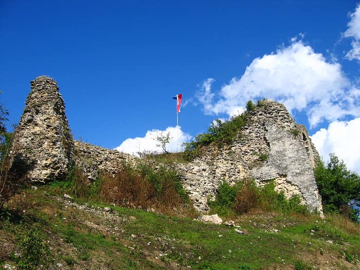 Tvrđava Cetin gledana sa stražnje strane, iznad naselja Podcetin