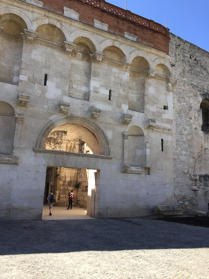 Zlatna vrata, gradska vrata Dioklecijanove palače