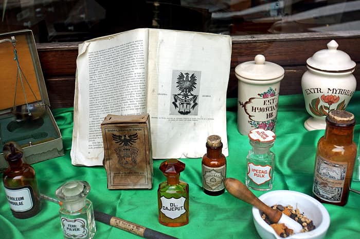 Allestimento di una antica farmacia nel museo di Veliki Tabor
