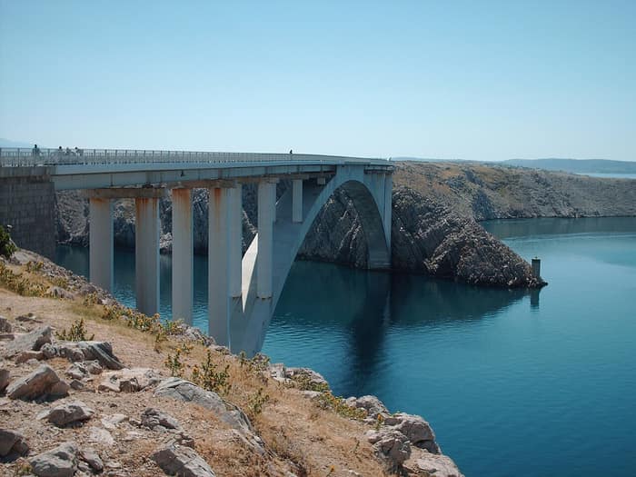 Le pont de Pag, un mince arc de béton au-dessus du détroit adriatique de Ljubačka Vrata