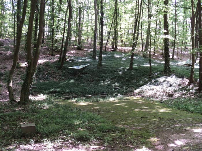 Weg durch das Tal der Gräber in Dotrščina