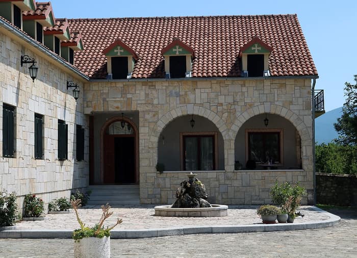 Dvorište manastira Dragović