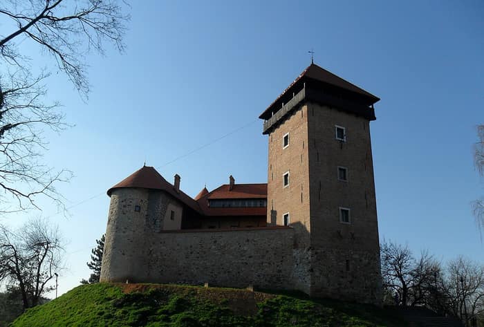 Stari grad Dubovac na brdu iznad Karlovca