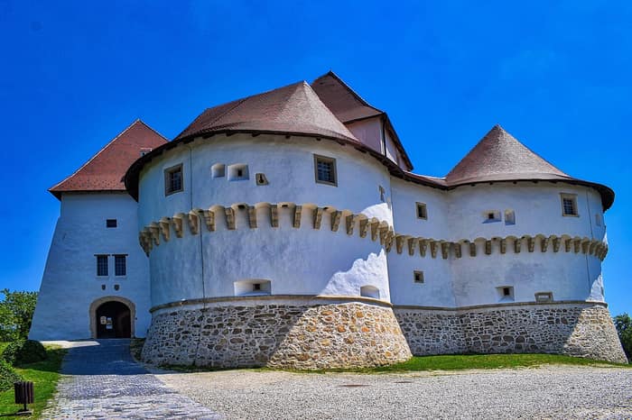 Dvor Veliki Tabor na vrhu brijega u Humu Košničkom u Hrvatskom zagorju