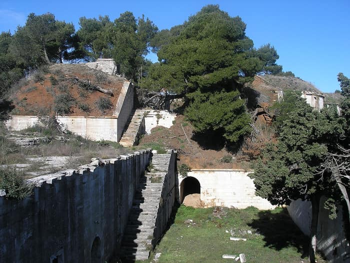 Fort Punta Christo, austro-ugarska obalna utvrda kraj Pule
