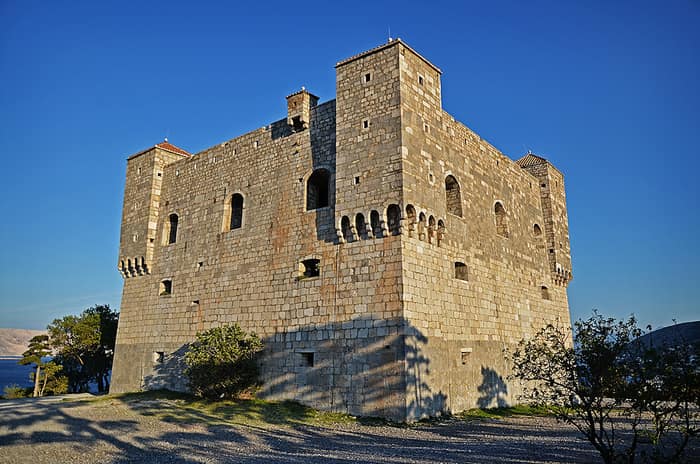 La fortezza di Nehaj sulla collina sopra Segna