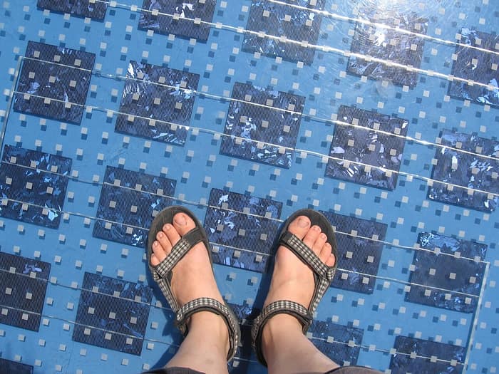 Die Solaranlage unter den Glasplatten des Grußes an die Sonne