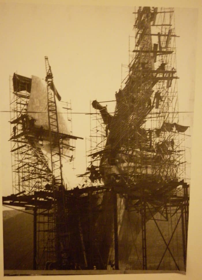 Le Monument à la victoire du peuple de Slavonie en construction près de Kamenska