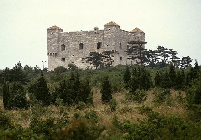 La fortezza di Nehaj, un'altra veduta della torre quadrata