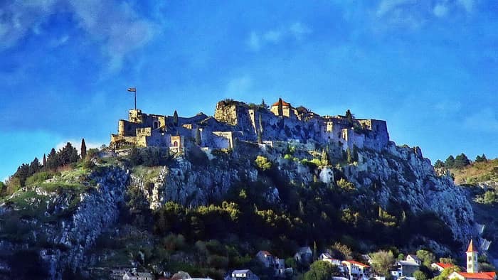 Tvrđava Klis gledana s jugozapada, na stjenovitom grebenu iznad mjesta Klis