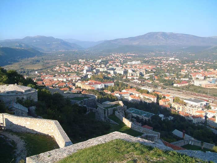 Knin, Hrvatska: grad s tvrđavom na brdu iznad njega