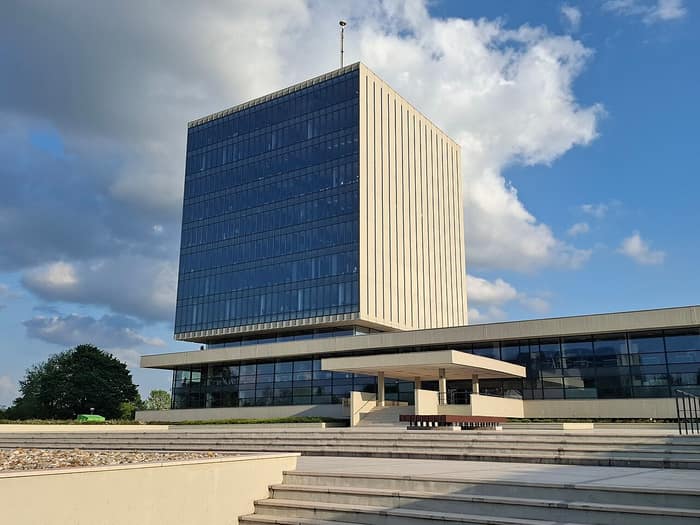 Façade du bâtiment Kockica à Zagreb, un cube de dix étages, photographiée en 2025