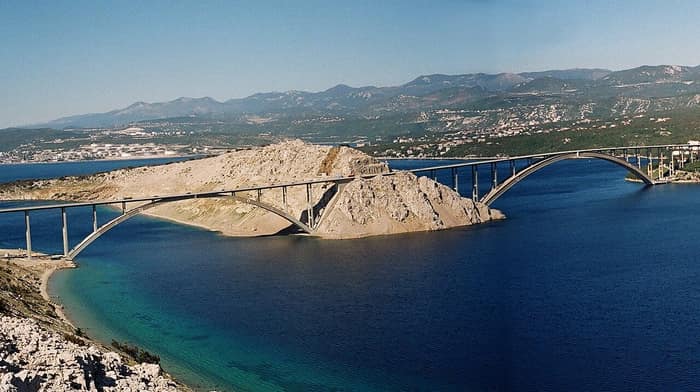 La grande arche du pont de Krk au-dessus du Tihi kanal, entre le continent et l'îlot de Sveti Marko