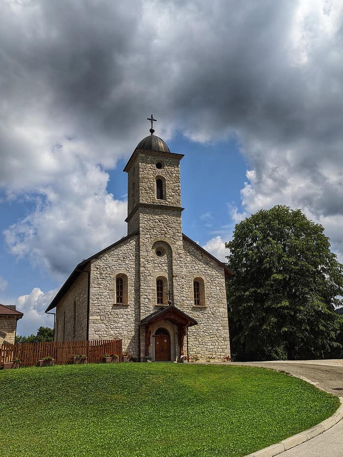 Le monastère de Krupa sous les nuages