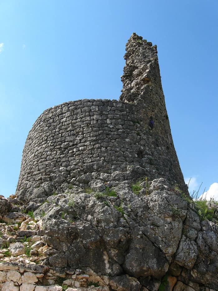 Utvrda Nutjak na litici iznad kanjona rijeke Cetine kraj Trilja