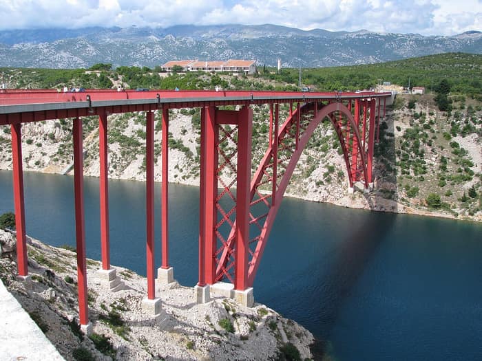 L'ancien pont de Maslenica, un arc d'acier portant la route D8 au-dessus du Novsko Ždrilo