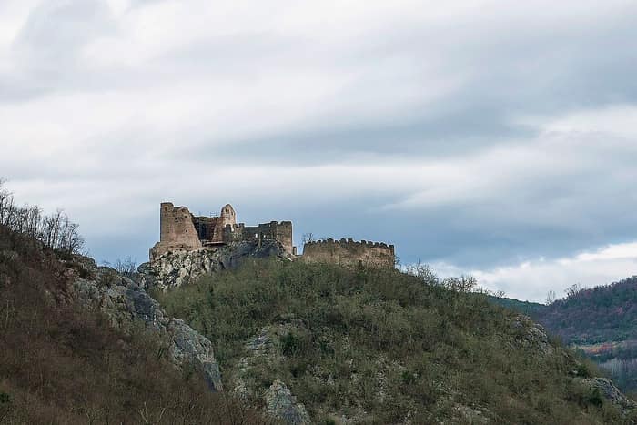 Ruševni kaštel Pietrapelosa, zvan i Kostel, na hridi iznad doline Bračane
