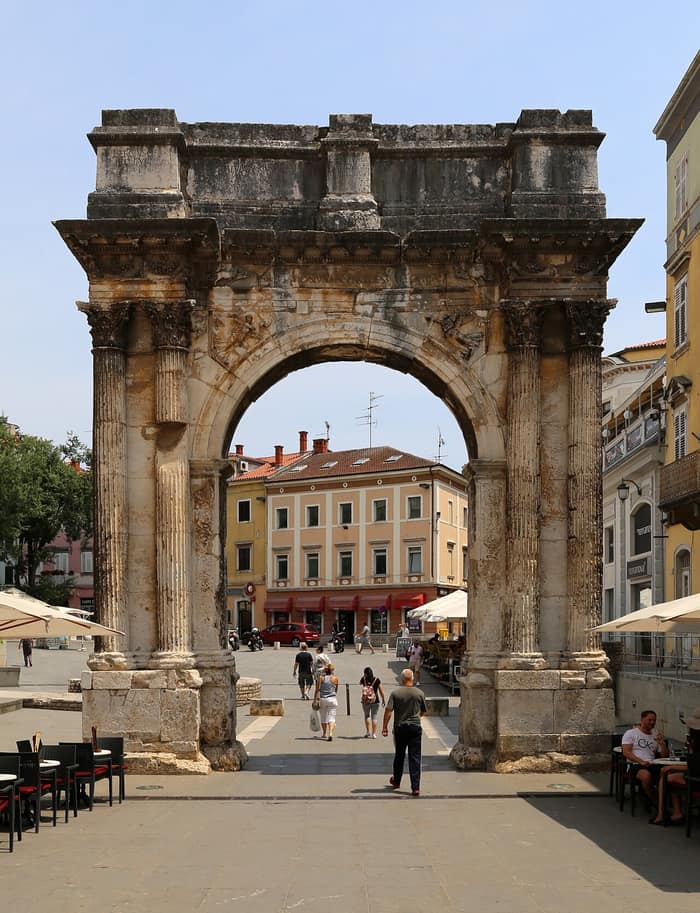 Slavoluk Sergijevaca u Puli, rimski slavoluk s parovima korintskih stupova