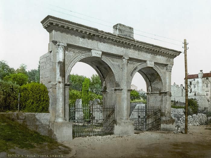 Dvojna vrata u Puli, rimska vrata s dva polukružna luka, na fotografiji iz oko 1900. godine