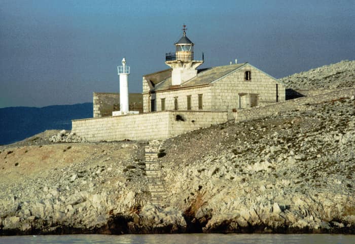 Le phare de Stražica sur le cap nord de l'île de Prvić, près de Krk