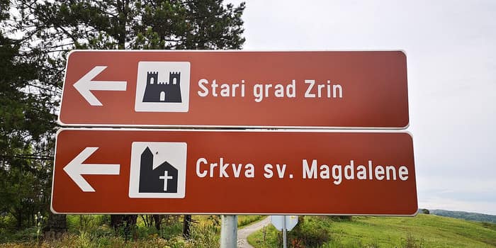 Panneau routier indiquant la direction de Zrin