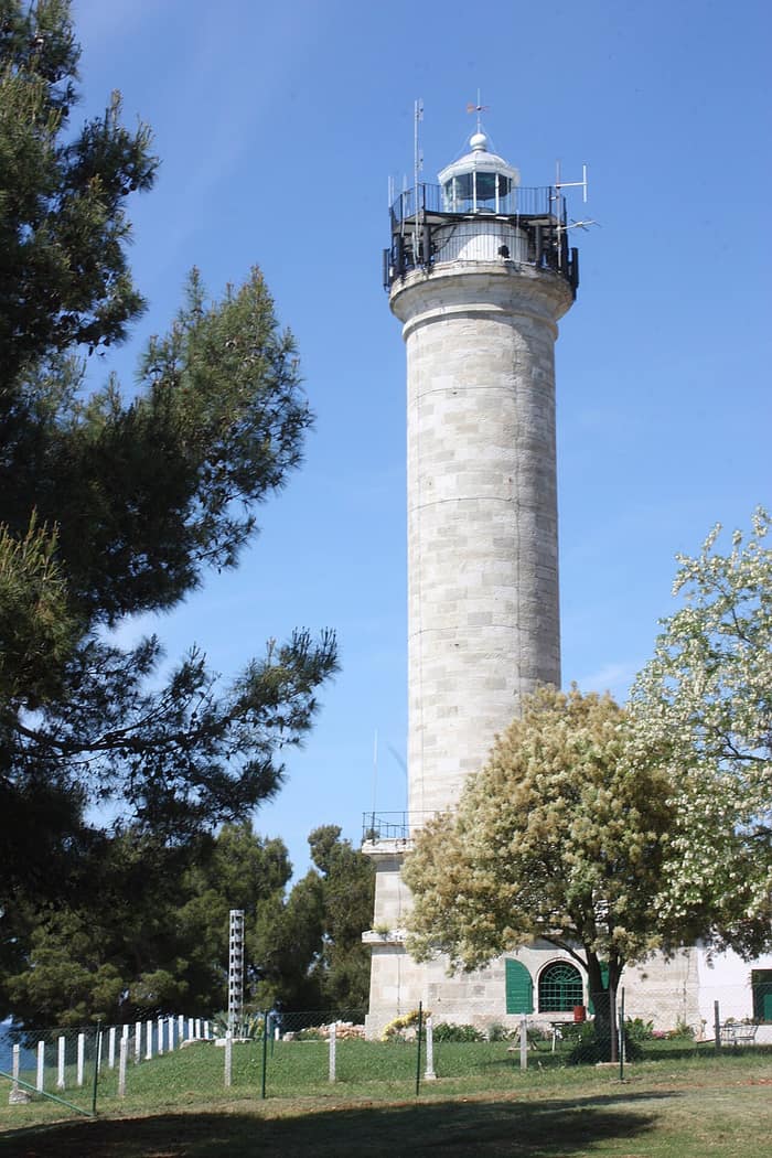 Le phare de Savudrija, la tour de pierre et les bâtiments des gardiens sur le cap