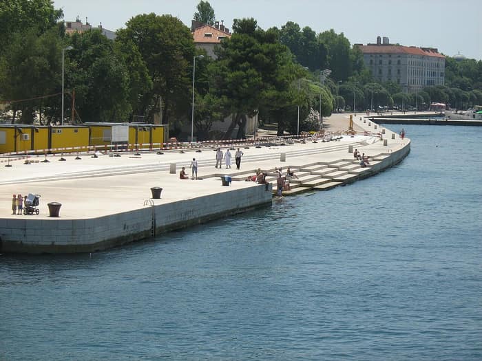 L'Orgue des mers, marches de marbre blanc qui font de la musique avec les vagues sur le front de mer de Zadar