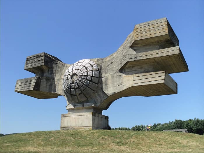 Le monument à la Révolution de Podgarić, avec ses bras en forme d'ailes déployés dans le paysage