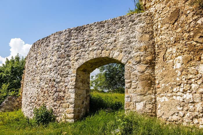 Porte de pierre du château de Zrin