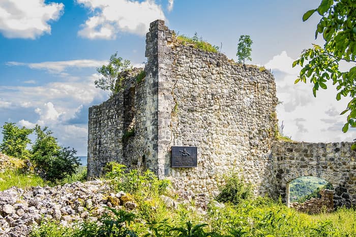 Tour de pierre du château de Zrin