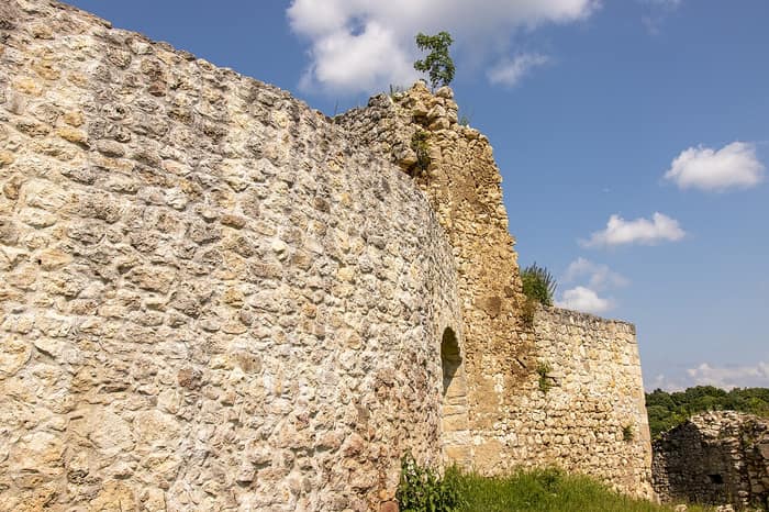 Pan de mur de pierre du château de Zrin