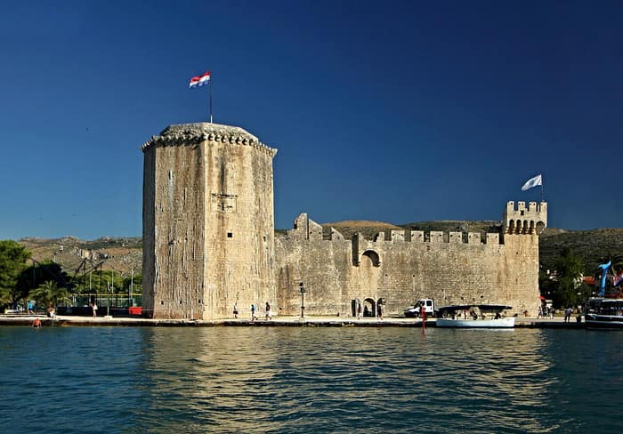 Il castello del Camerlengo a Traù visto dal mare, con la torre poligonale rivolta verso l'acqua