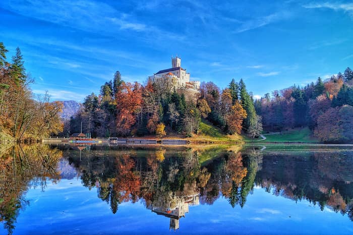 Dvorac Trakošćan u sjevernoj Hrvatskoj, neogotički dvorac uz jezero