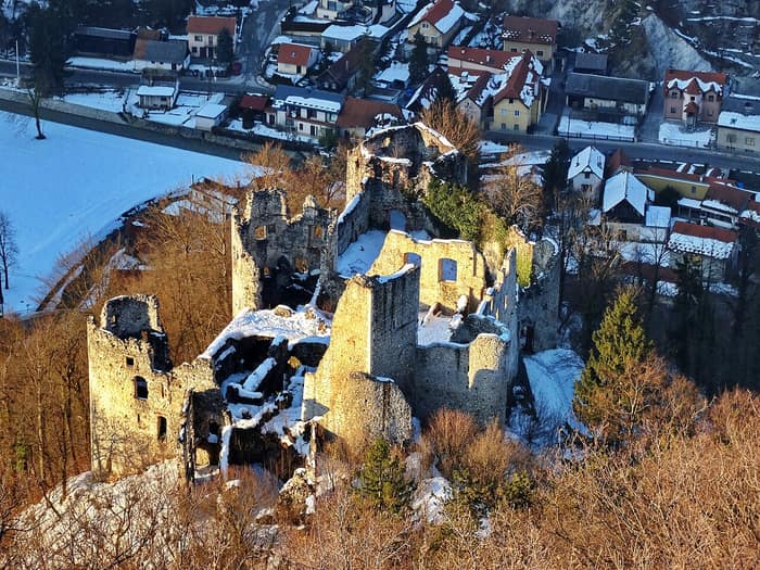 Stari grad Samobor, ruševna utvrda na brdu Tepec iznad grada Samobora