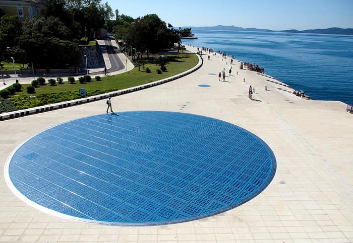 La Salutation au Soleil sur le front de mer de Zadar, un cercle de plaques de verre encastré dans le pavage de pierre et illuminé